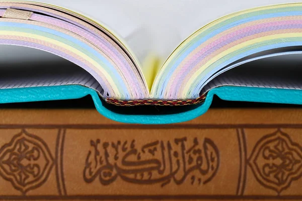 Otevřete Svatý Korán Arabštině Náboženský Text Víra Náboženství — Stock fotografie