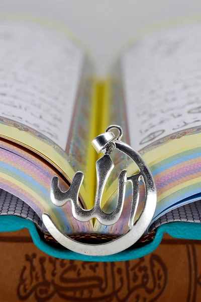 Otwórz Święty Koran Wisiorkiem Allaha Religijny Tekst Wiara Religia — Zdjęcie stockowe