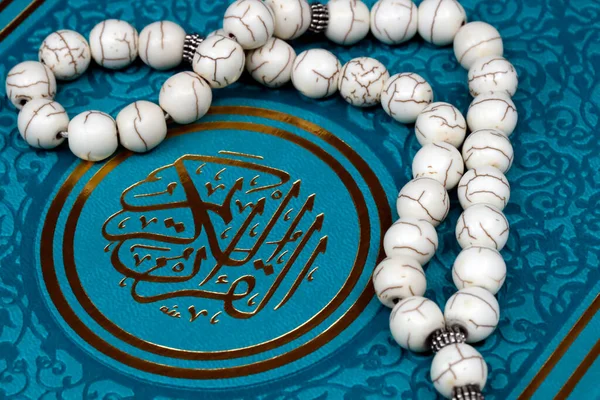 Cubierta Del Sagrado Corán Tasbih Cuentas Oración Musulmana Religión — Foto de Stock