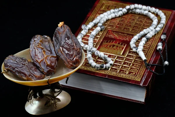 Holy Quran Book Prayer Beads Dates Faith Religion Ramadan Concept — Stock Photo, Image