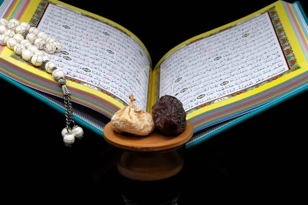 Svatý Korán Kniha Modlitebními Korálky Data Kávu Víra Náboženství Ramadánský — Stock fotografie
