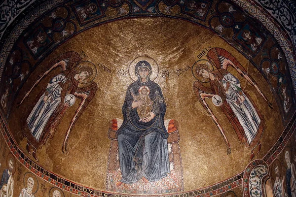 Trieste Katedralen Madonnans Mosaik Mellan Ärkeänglarna Fyller Kupolen Ovanför Huvudaltaret — Stockfoto