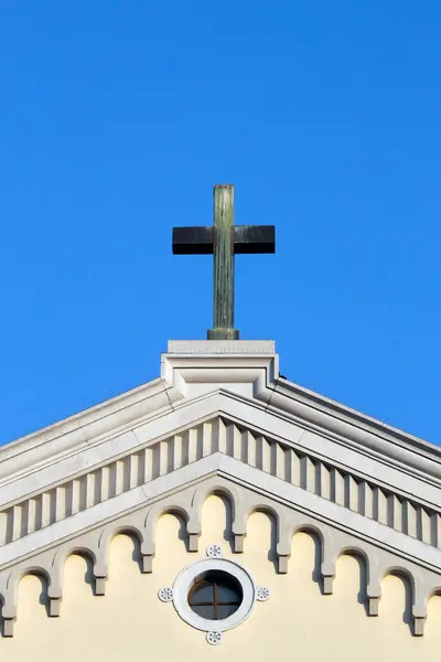 Церква Святого Якова Апостола Хрест Проти Блакитного Неба Трієст Італія — стокове фото
