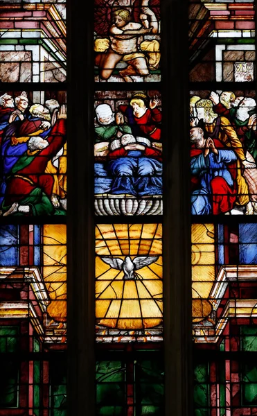米兰大教堂缝隙玻璃窗 圣母和圣灵的寝室 意大利 — 图库照片