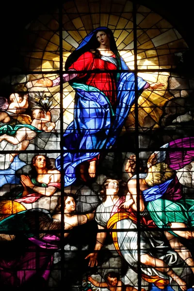 米兰大教堂缝隙玻璃窗 圣母玛利亚的假设 意大利 — 图库照片