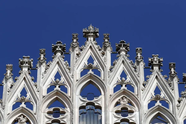 ミラノ大聖堂 写真はゴシック様式の建築を詳細に示すテラスで撮影しました イタリア — ストック写真