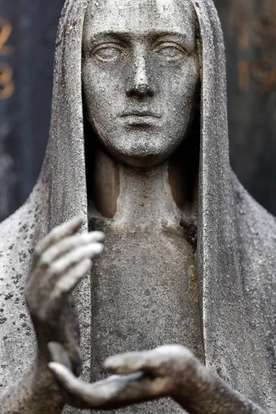 纪念坟场 一个在墓碑上祈祷的女人的雕像米兰 意大利 — 图库照片