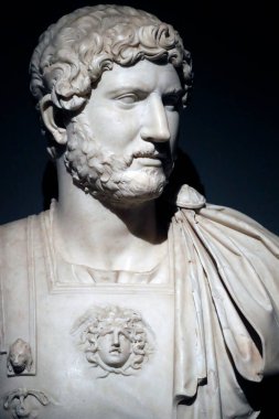 Hadrian büstü. 117-121 CE Beyaz bilye. Ceneviz. İtalya. 