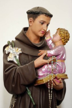 Padua 'lı Aziz Anthony ve Bebek İsa. Heykel. Monterosso al Mare. İtalya. 