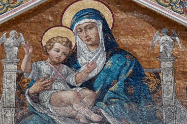 Aziz Spyridon Ortodoks Kilisesi 'nin önünde Meryem ve Çocuk Mozaiği. Trieste. İtalya. 