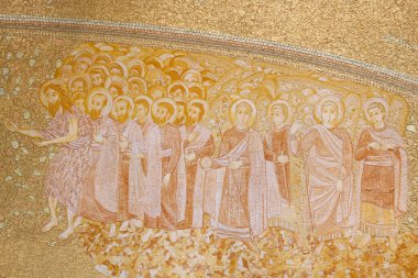  Kutsal Üçleme Bazilikası. Marko Ivan Rupnik 'in büyük altın mozaik paneli. Fatima. Portekiz. 