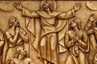 Fatima 'nın mabedi. Eski Fatima Bazilikası 'nın altın levrek rahatlaması haçın istasyonlarına benzer şekilde tespihin on dört gizeminden birini temsil ediyordu. İsa 'nın Yükselişi. Portekiz. 