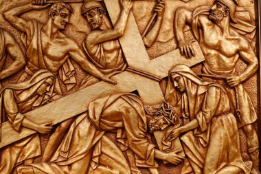 Fatima 'nın mabedi. Eski Fatima Bazilikası 'nın altın levrek rahatlaması haçın istasyonlarına benzer şekilde tespihin on dört gizeminden birini temsil ediyordu. Portekiz. 