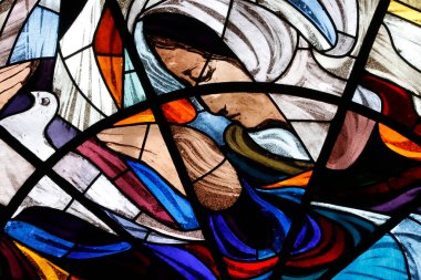 Fatima Sığınağı. Eski Fatima Bazilikası 'nda lekeli cam pencere. Bakire Meryem. Portekiz. 