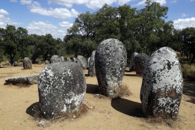 Almendres 'in Cromlech' i megalitik bir kompleks. Avrupa 'nın mevcut en büyük yapılandırılmış menhir gruplarından biridir. Portekiz. 