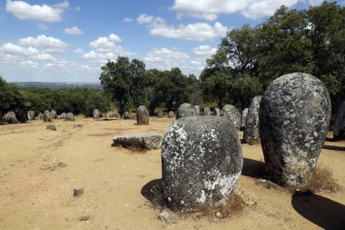 Almendres 'in Cromlech' i megalitik bir kompleks. Avrupa 'nın mevcut en büyük yapılandırılmış menhir gruplarından biridir. Portekiz. 