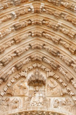 Batalha Manastırı. Geç dönem Gotik mimarisi, Manueline tarzıyla iç içe geçmiş. Batı portalı. İsa ve 4 Evangelist. Portekiz. 