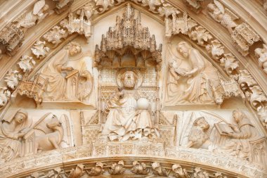 Batalha Manastırı. Geç dönem Gotik mimarisi, Manueline tarzıyla iç içe geçmiş. Batı portalı. İsa ve 4 Evangelist. Portekiz. 