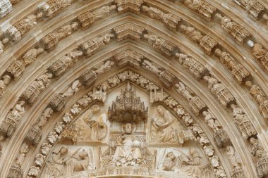 Batalha Manastırı. Geç dönem Gotik mimarisi, Manueline tarzıyla iç içe geçmiş. Batı portalı. İsa ve 4 Evangelist. Portekiz. 