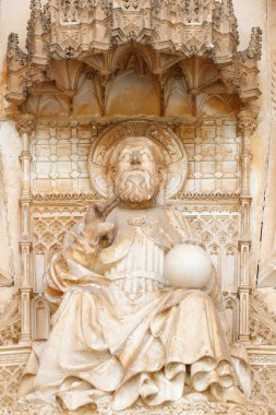 Batalha Manastırı. Geç dönem Gotik mimarisi, Manueline tarzıyla iç içe geçmiş. Batı portalı. Yüce İsa. Portekiz. 