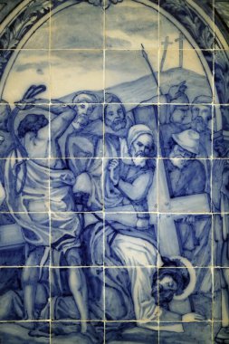 St. Francis Kraliyet Kilisesi. Azulejos. İsa 'nın Tutkusu. Haçın yolu. Üçüncü durak: İsa ilk seferinde düşer. Evora. Portekiz. 