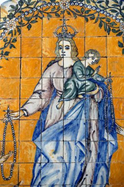 Evora Müzesi. Azulejos. Aziz Dominic Bakire 'den tespihi alıyor. Portekiz. 
