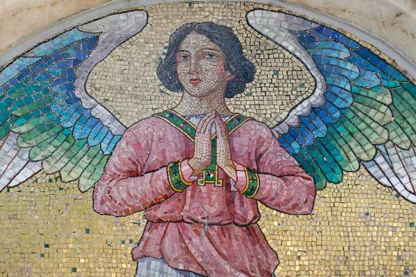 Monumentaalinen Hautausmaa Enkeli Kiven Päällä Mosaiikkia Milanossa Italia — kuvapankkivalokuva