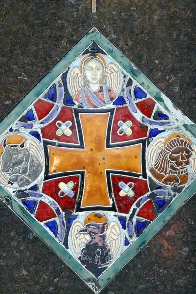Μνημειακό Νεκροταφείο Σταυρός Σύμβολα Των Ευαγγελιστών Ταφόπλακα Μιλάνο Ιταλία — Φωτογραφία Αρχείου