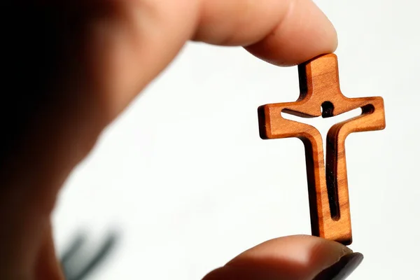Christin Mit Kleinem Kruzifix Griff Zwischen Daumen Und Zeigefinger Glaube — Stockfoto