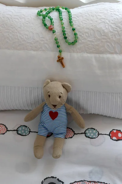 Тедді Ведмідь Чотками Кімнаті Дитини Релігія Вдома Віра Духовність — стокове фото