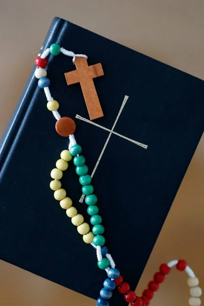 Biblia Wirh Cruz Rosario Colorido — Foto de Stock