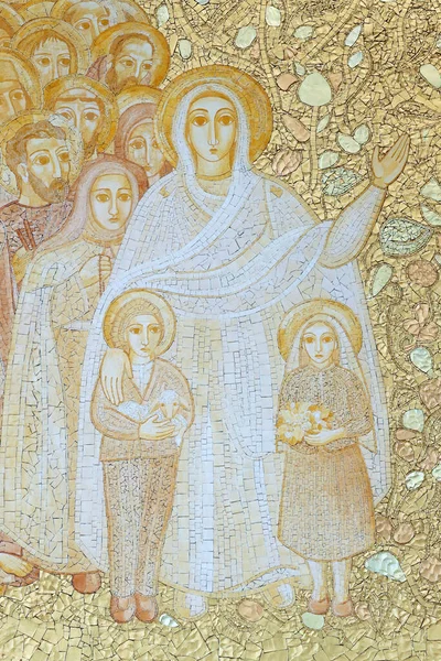 Den Hellige Treenighets Basilika Store Gylne Mosaikkpaneler Marko Ivan Rupnik – stockfoto