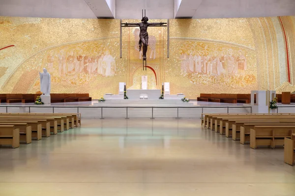 Basilika Der Heiligen Dreifaltigkeit Statue Von Jesus Christus Gekreuzigt Einem — Stockfoto