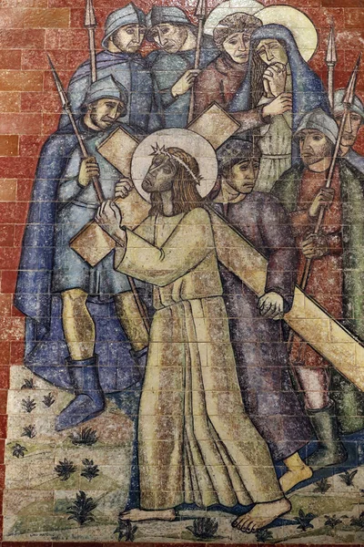 ファティマの聖域 十字架の道 サイレネのシモンはイエスが十字架を運ぶのを助けます キリストの情熱 ポルトガル — ストック写真
