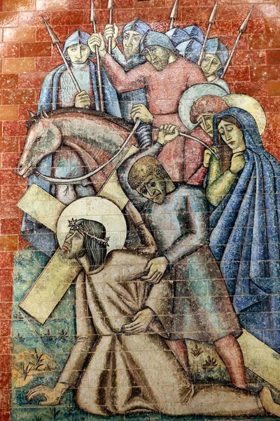 Sanktuarium Fatimskie Droga Krzyżowa Jezus Upada Raz Pierwszy Pasja Chrystusa — Zdjęcie stockowe