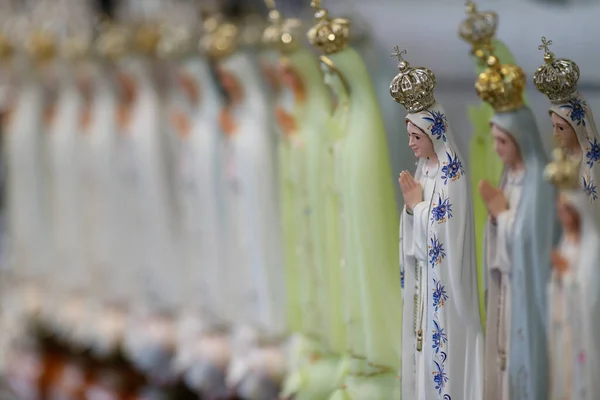 Sanktuarium Fatimskie Zbliżenie Posągów Matki Bożej Fatimskiej Sprzedaż Jako Pamiątki — Zdjęcie stockowe