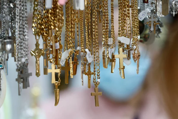 法蒂玛的圣地有玫瑰珠子和宗教奖章的纪念品店 葡萄牙 — 图库照片