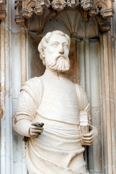 stock image Batalha Monastery. Late Gothic architecture, intermingled with the Manueline style. Western portal. Apostle.  Portugal. 