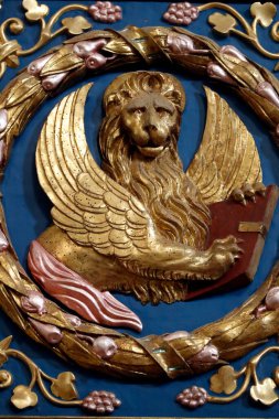 Aziz Francis Kilisesi. Evangelist Mark, ikinci İncil kitabının yazarı, kanatlı bir aslan tarafından sembolize edilir..