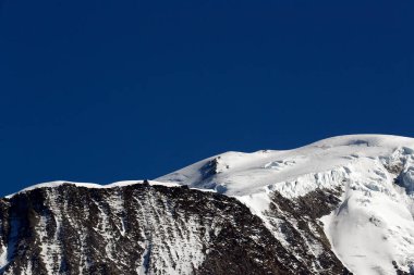 Mont Blanc kalabalığı, Avrupa 'nın en yüksek dağı güzel bir yaz gününde Fransız tarafından görüldü. Fransa. 