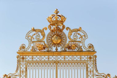 Versailles Sarayı 'nın dış cephesindeki ana altın kapı. Fransa. 
