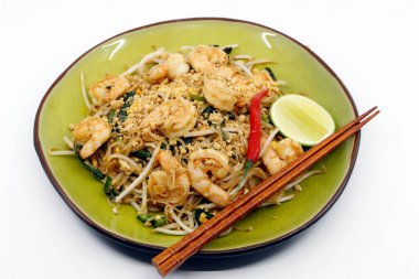 Asya yemekleri. Kızarmış erişte ve karides. Pad thai. 