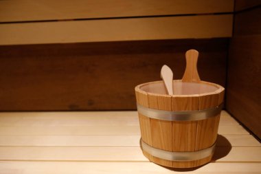 Termal kaplıca. Tahtadan yapılmış saunanın içi. Sauna kovası. Fransa. 