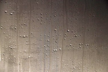 Penceredeki doğal su damlası dokusu. Fransa. 