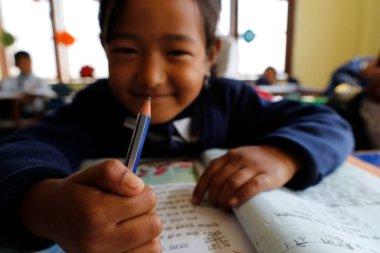 Nepal 'deki ilkokul. Kurşun kalemli çocuk. Nepal. 