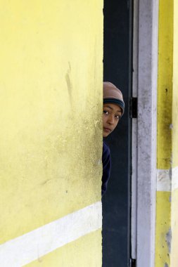 İlkokul. Sınıftaki genç çocuk. Savaş arabası. Nepal. 