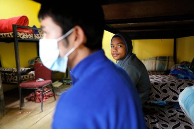 Yatakhane. Sokak çocukları için rehabilitasyon merkezi. Cerrahi maskeli çocuk. Katmandu. Nepal. 