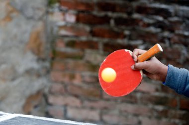 Masa tenisi oyunu. Sokak çocukları için rehabilitasyon merkezi. Katmandu. Nepal. 