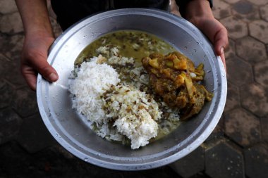 Sokak çocukları için rehabilitasyon merkezi. - Öğle yemeği. Savaş arabası. Nepal. 