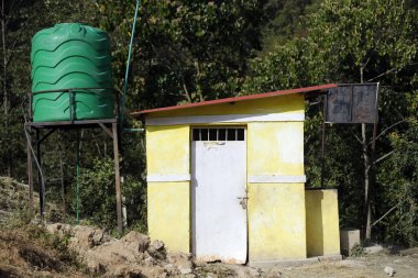 Okul bahçesindeki temel tuvalet bloğu. Nepal. 